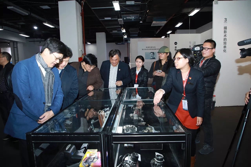 8、行业专chang向导参通讯展.JPG